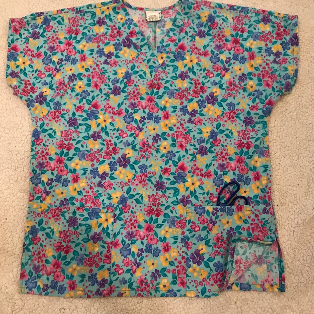 Simply basic M scrub top w 2 front pockets floral